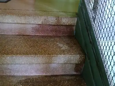 Močil v prostorách domu