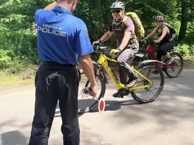 Na kole jen s přilbou - strážníci odměňovali zodpovědné cyklisty