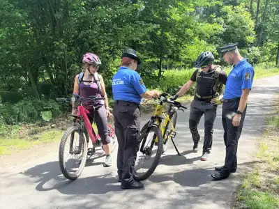 Na kole jen s přilbou - strážníci odměňovali zodpovědné cyklisty