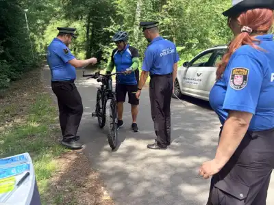 Na kole jen s přilbou - strážníci odměňovali zodpovědné cyklisty