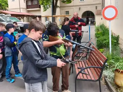 Mladí strážníci zakončili kroužek výletem do Prahy a návštěvou Muzea Policie ČR